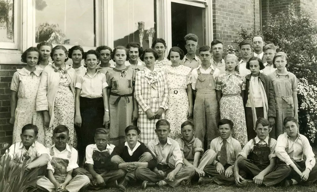 Black and white class photo from approximately 90 years ago. Photo by Robert Linder on Unsplash